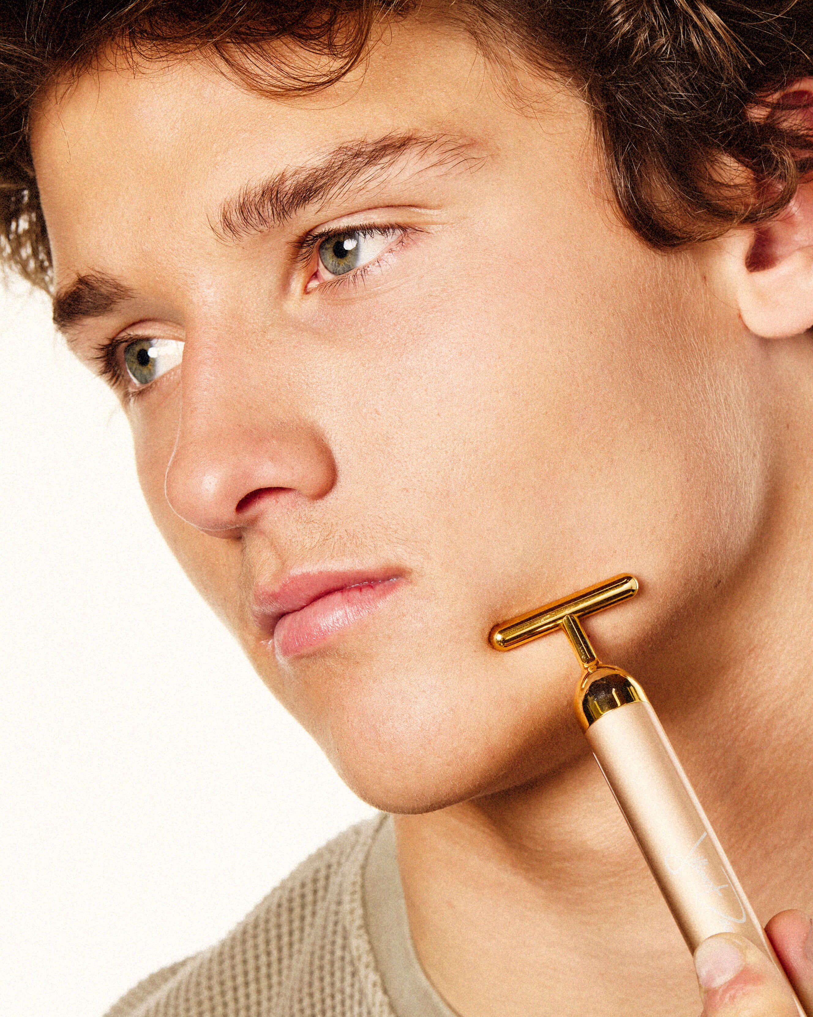https://credobeauty.com/cdn/shop/files/JillianDempsey_GoldBar_04_InUse.jpg?v=1760752283&utm_source=chatgpt.com