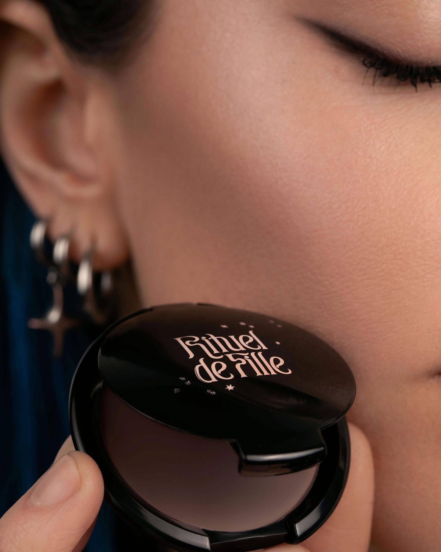 Omen (cool toned taupe)